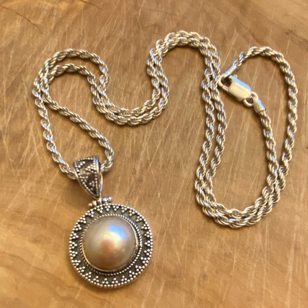 Beautiful MLO sterling silver Mabe Pearl pendant on an Italy twist chain